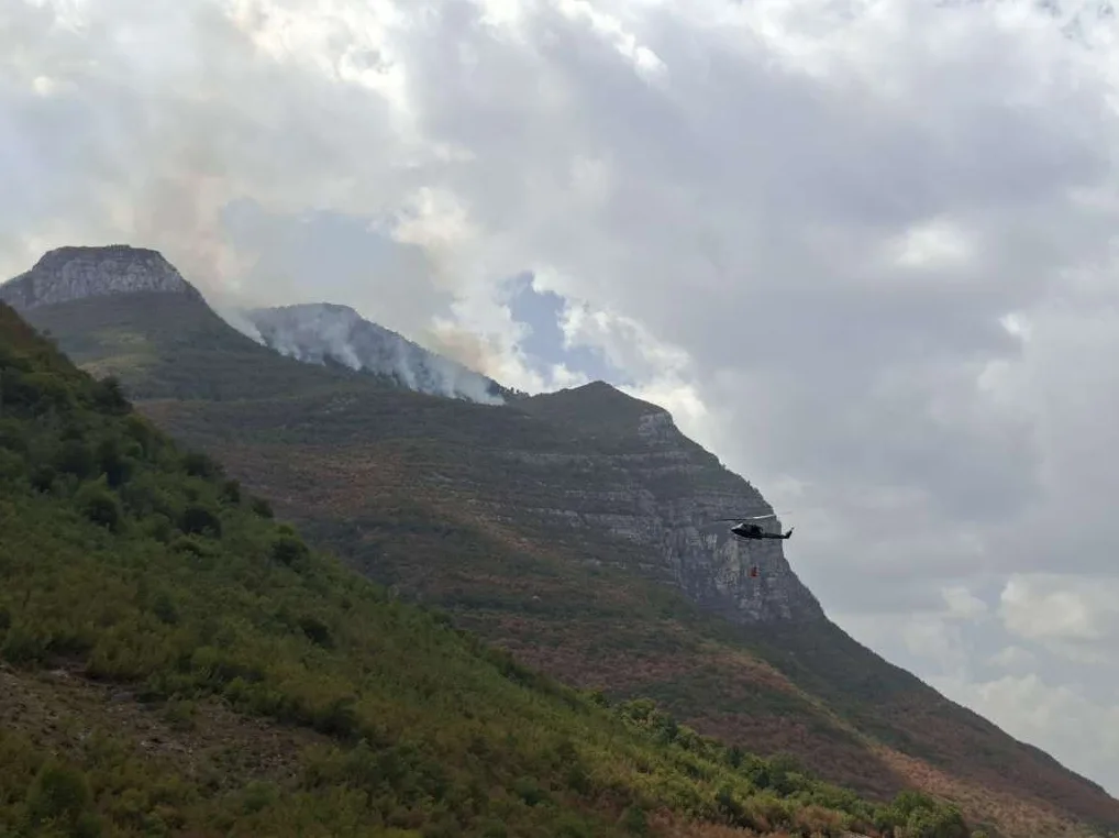 Helikopter gasi požar u Drežnici