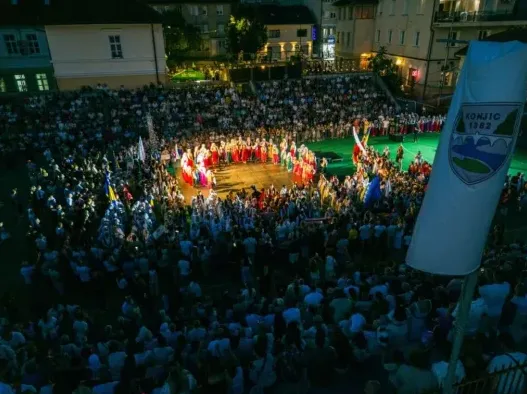 Folklorno kolo na manifestaciji u Konjicu