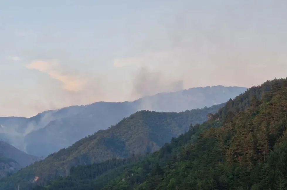 Helikopter gasi požar kod Konjica