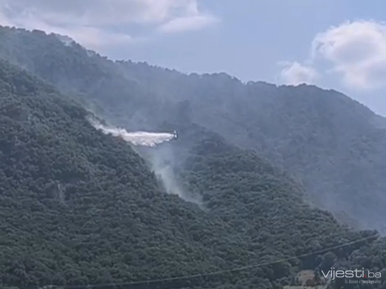 Helikopter gasi požar u Konjicu