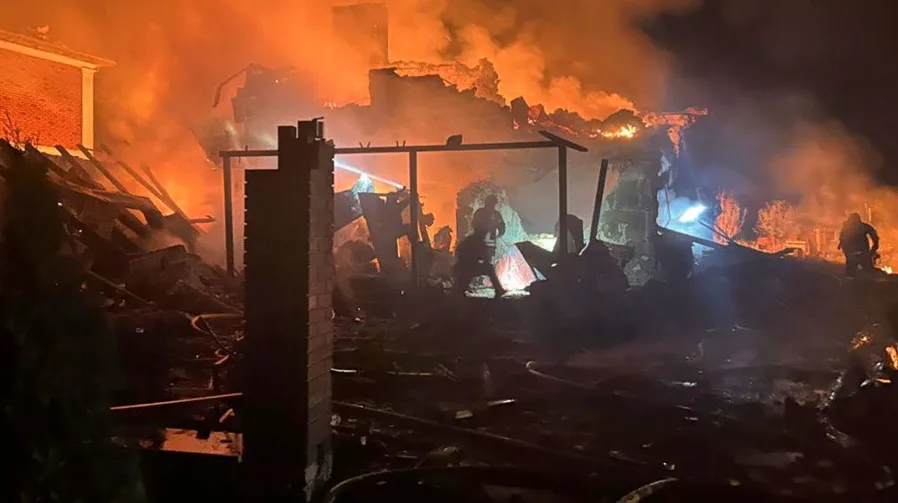 Vatrogasci gase zapaljenu kuću noću