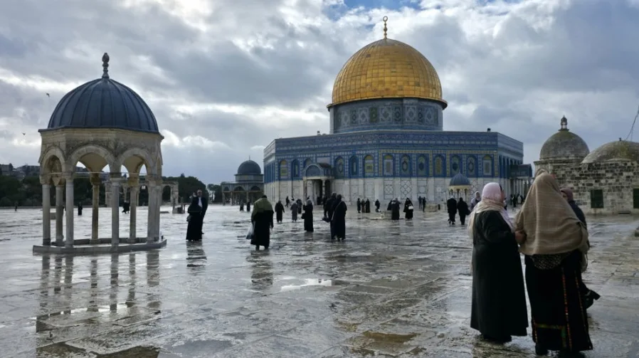 Kupola na Stijeni u Jerusalemu s ljudima na kišnom trgu.