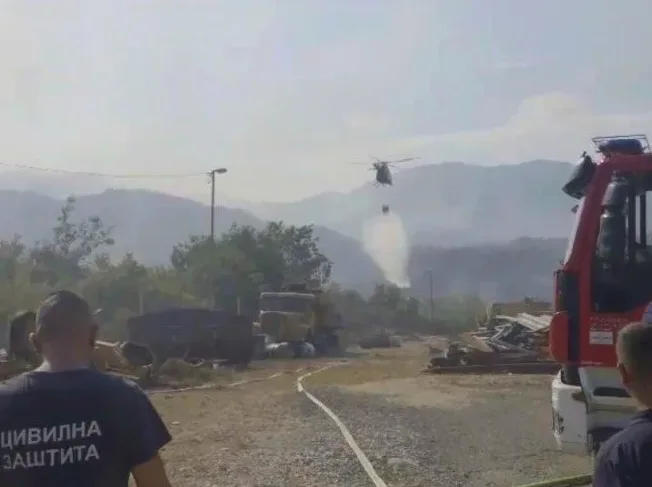 Helikopter gasi požar kod magistrale