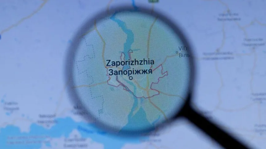 Karta Ukrajine sa uvećanim gradom Zaporožje, prikazanim kroz lupu