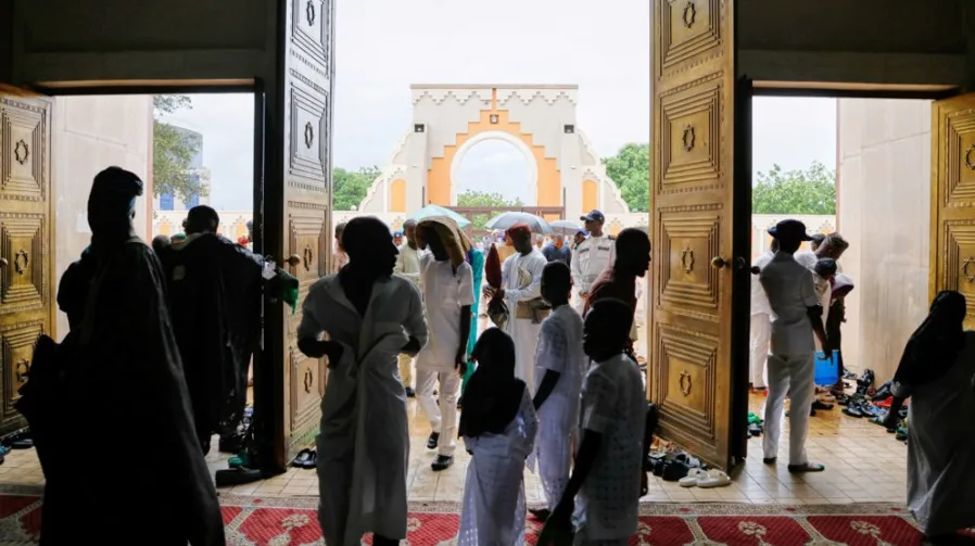 Vernici ispred džamije u Nigeriji