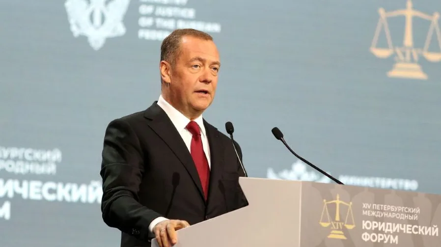 Dmitrij Medvedev govori za govornicom na Pravnom forumu