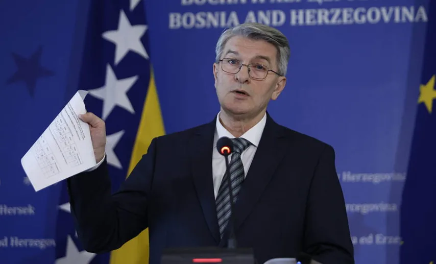 Mehmedović drži dokument