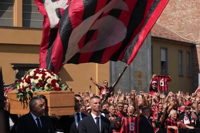 Sahran Miloša Vujčića, navijači Milana sa zastavama