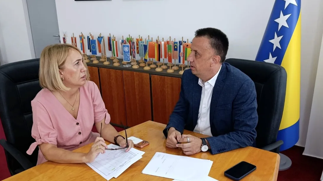 Ministri Pozder i Lakić razgovaraju