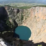 Tajanstveno Crveno jezero: Legenda kaže da niko ne može u njega baciti kamen