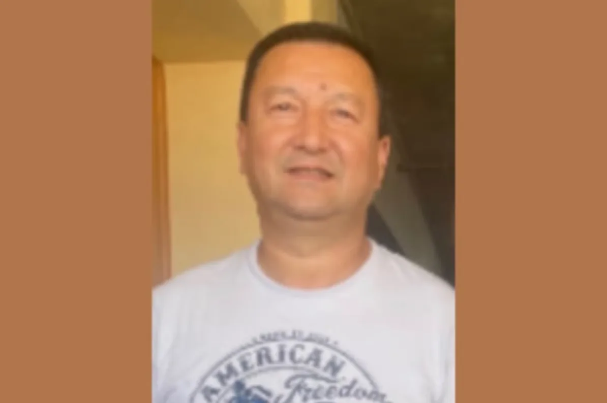 Portret muškarca srednjih godina, azijskog porijekla, kako se smiješi