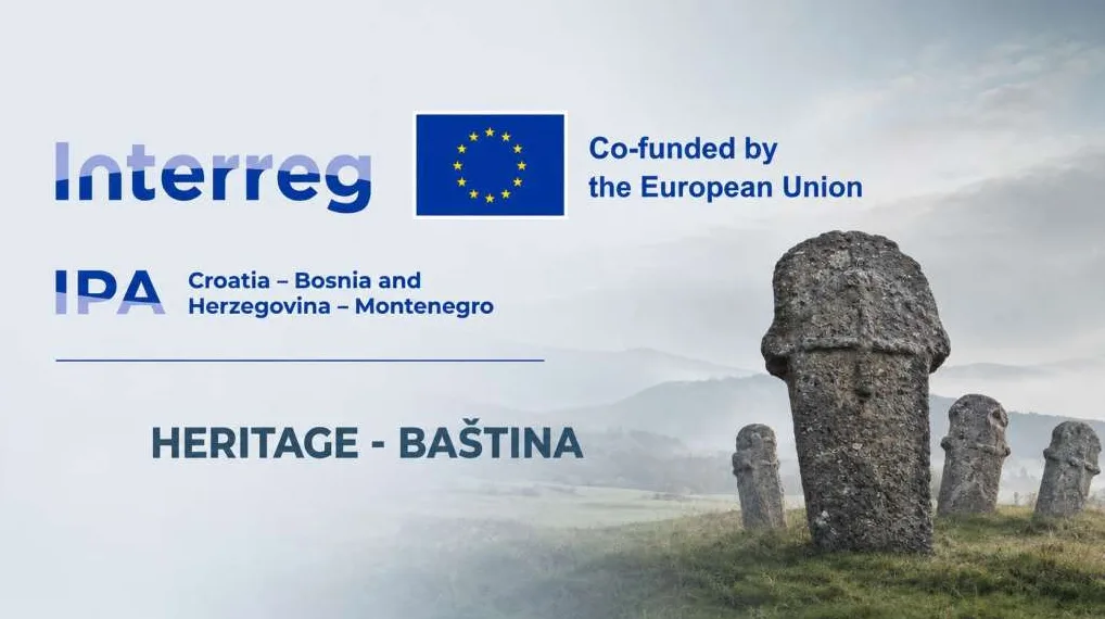 Nadgrobni spomenici stećci u maglovitom pejzažu, sa logom Interreg IPA i Evropske Unije.