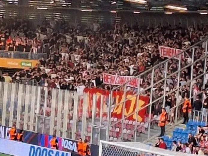 Navijači Crvene zvezde skandiraju Ratku Mladiću
