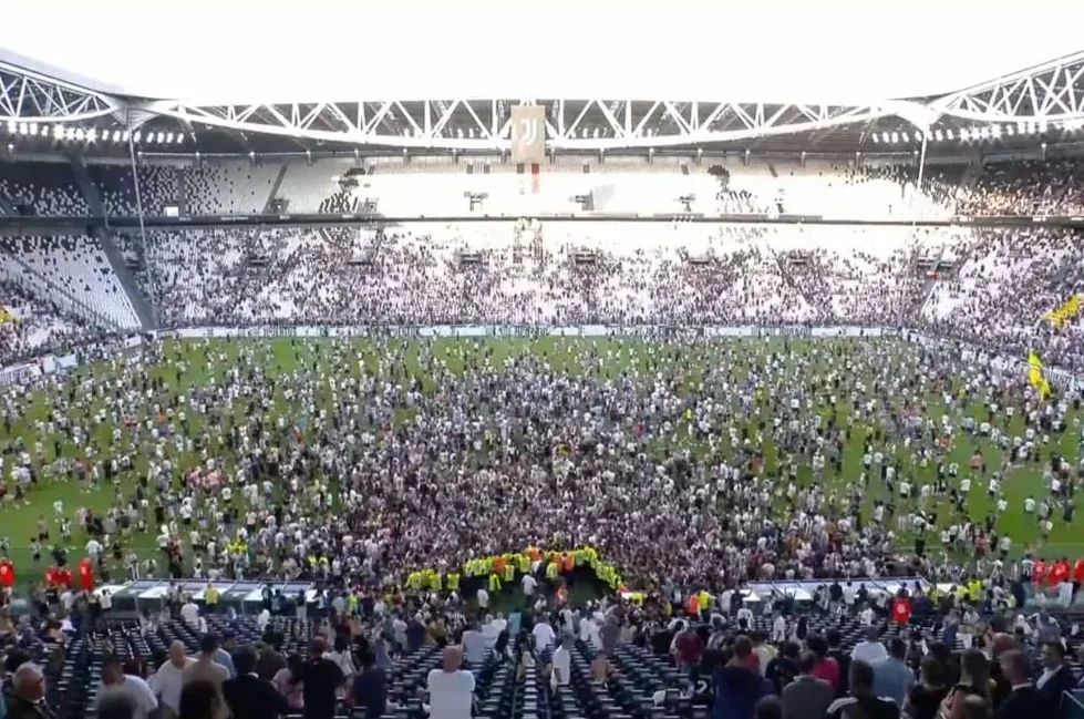 Navijači Juventusa utrčali na teren