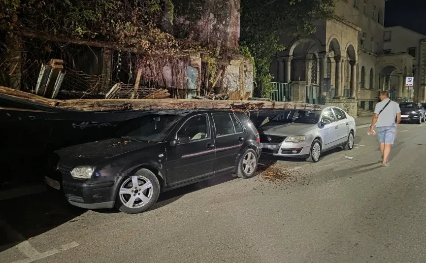 Kameni materijal i drvo pali su sa stare zgrade i oštetili dva parkirana automobila