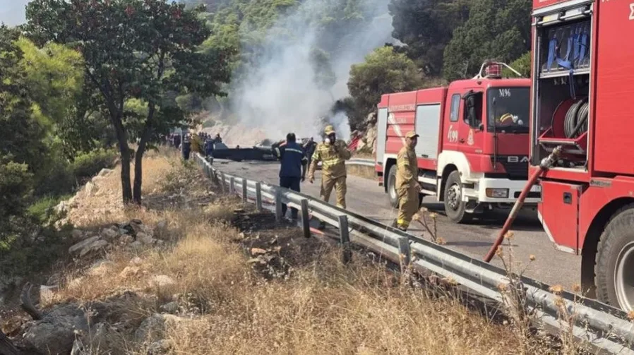Vatrogasna kola na cesti sa dimom u pozadini