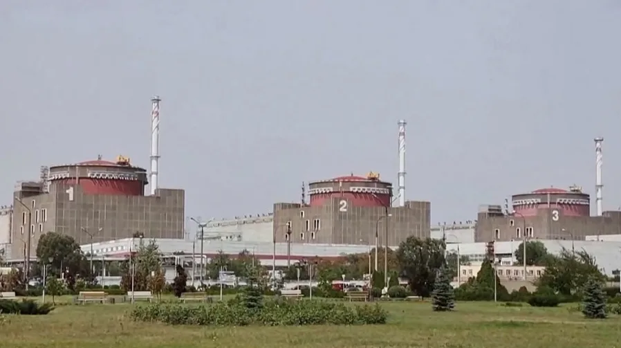 Tri rashladna tornja Nuklearne elektrane Zaporožje, označena brojevima 1, 2 i 3.