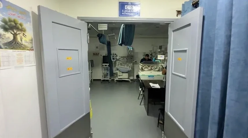 Otvorerna vrata u odjel intenzivne njege za novorođenčad sa inkubatorima i medicinskom opremom.