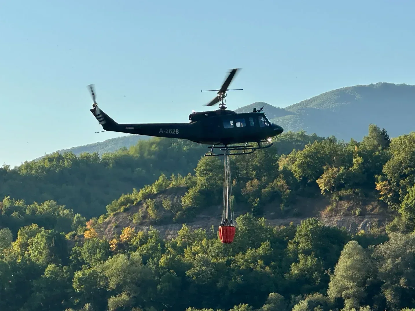 Helikopter OS BiH gasi požar