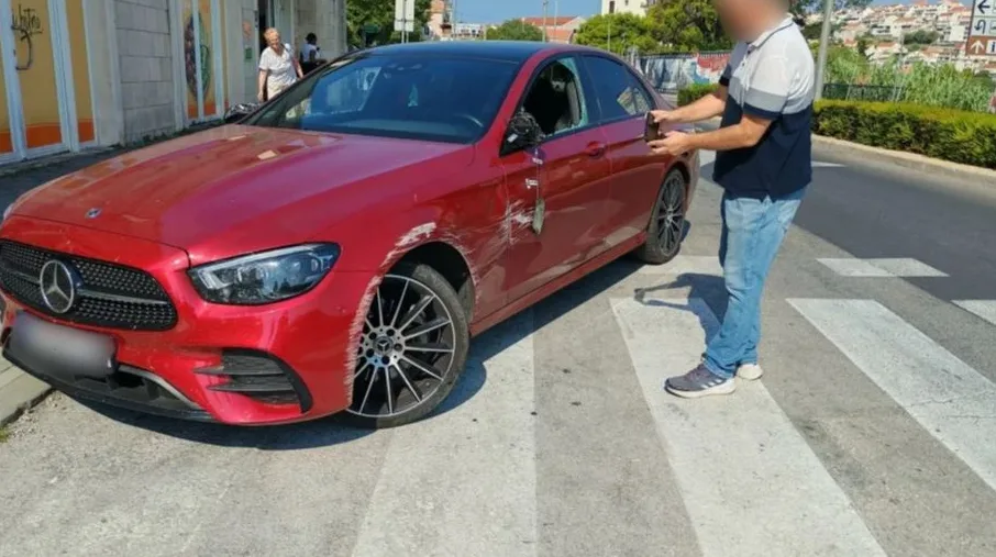 Oštećen automobil sa srbijanskim tablicama