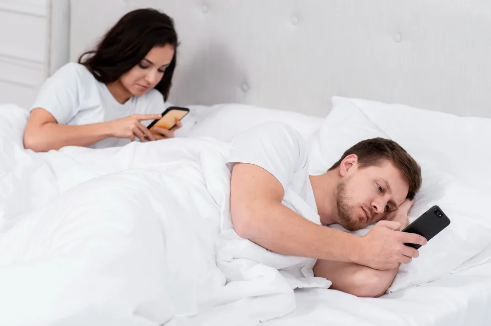 Par koristi telefone u krevetu