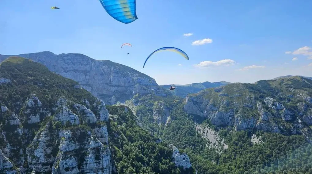 Paraglajding spektakl iznad Drvara