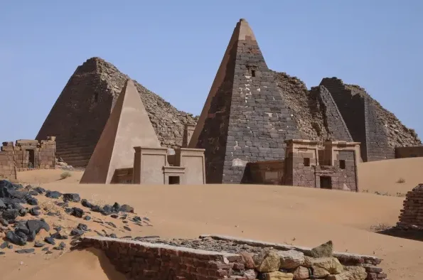 Prizor drevnih piramida prekrivenih pijeskom u Sudanu.