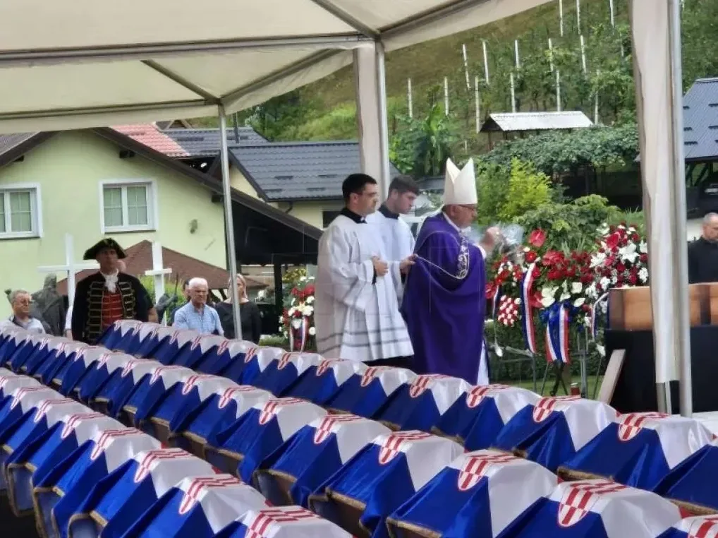 Pokop 500 žrtava u Maclju