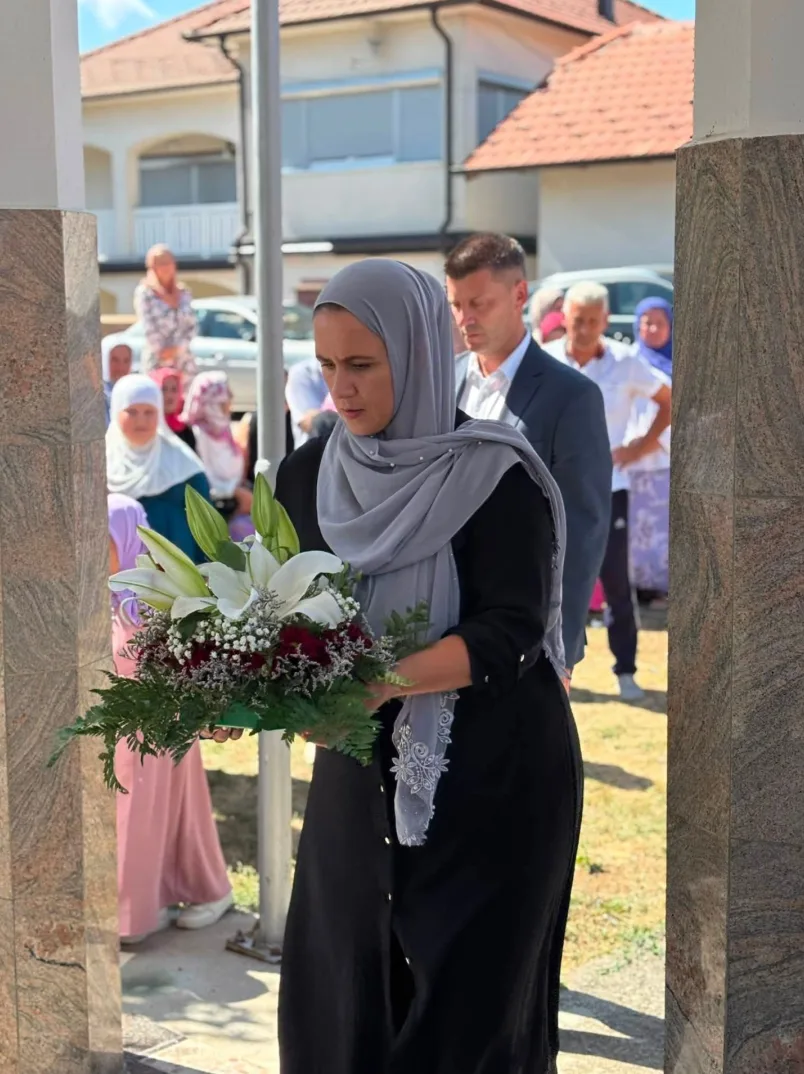 Polaganje cvijeća u Srebrenici