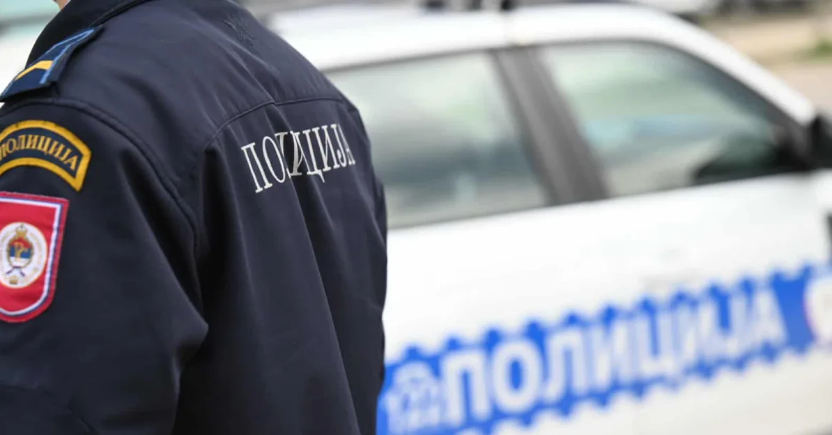 Policajac i policijski automobil