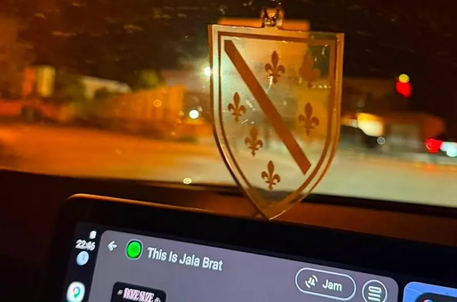 Grb BiH i ljiljani u automobilu