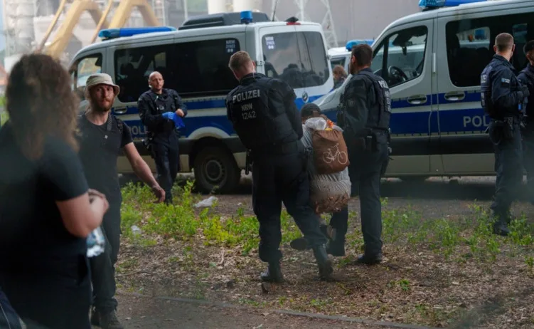 Policija razdvaja demonstrante