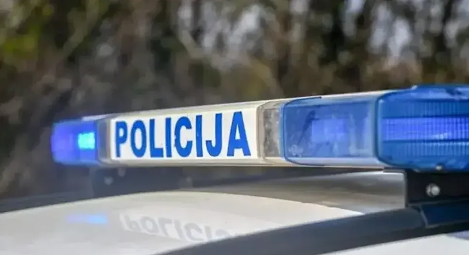 Plava rotirajuća svjetla na vrhu policijskog vozila sa natpisom "POLICIJA".