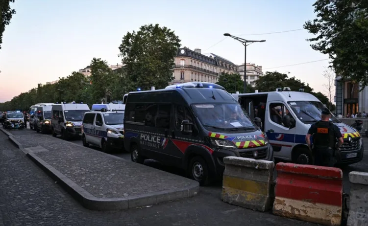 Policijski kombiji u redu