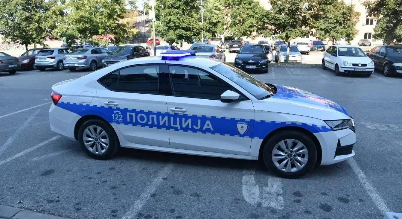 Policijsko vozilo istražuje krađu oružja
