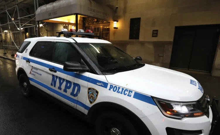 NYPD vozilo ispred sinagoge