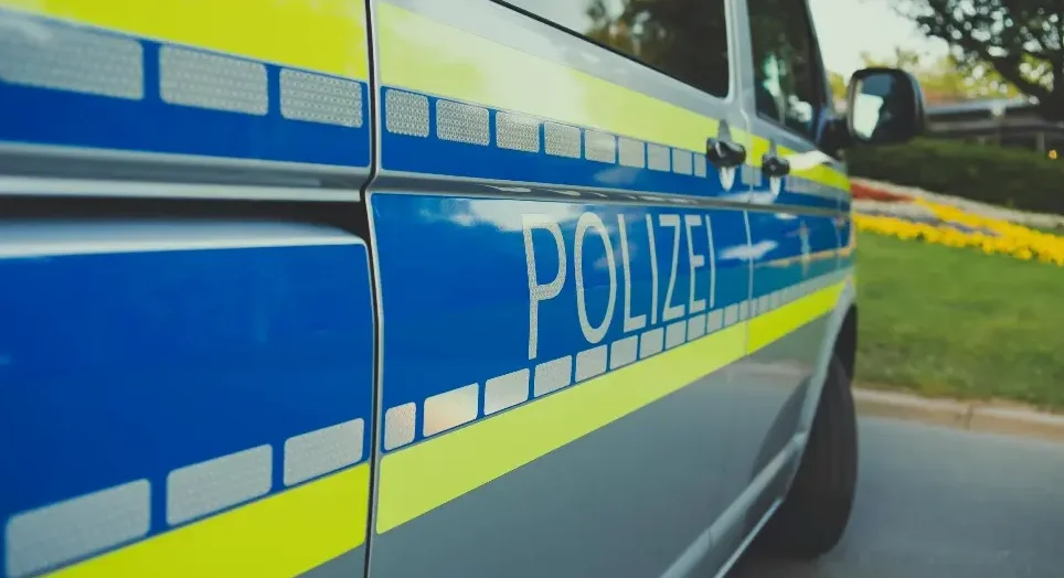 Policijsko vozilo istražuje porodicu
