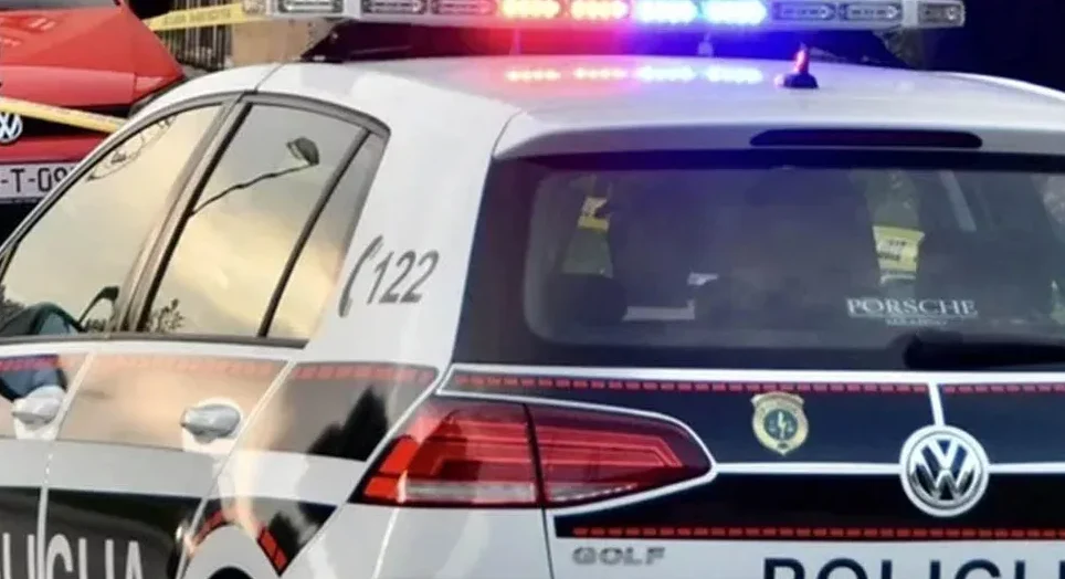 Policija i vozilo na mjestu nesreće