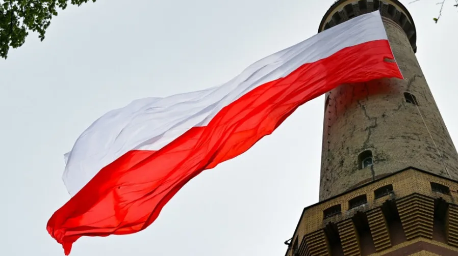 Poljska zastava vijori ispred starog tornja