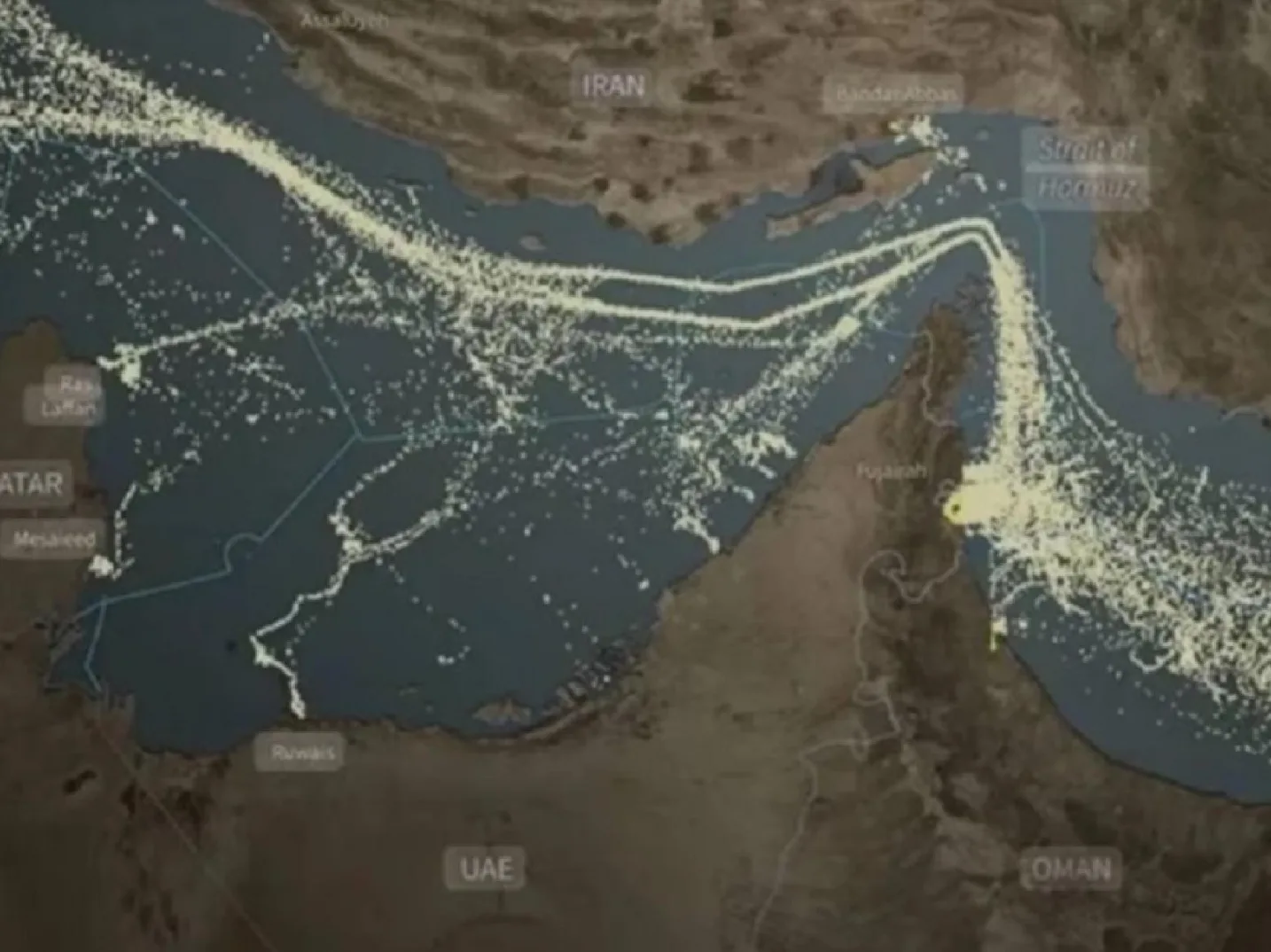 Mapa koja prikazuje gust saobraćaj brodova kroz Ormuzki tjesnac i Perzijski zaljev, sa istaknutim rutama i lokacijama kao što su Iran, Katar, UAE i Oman.