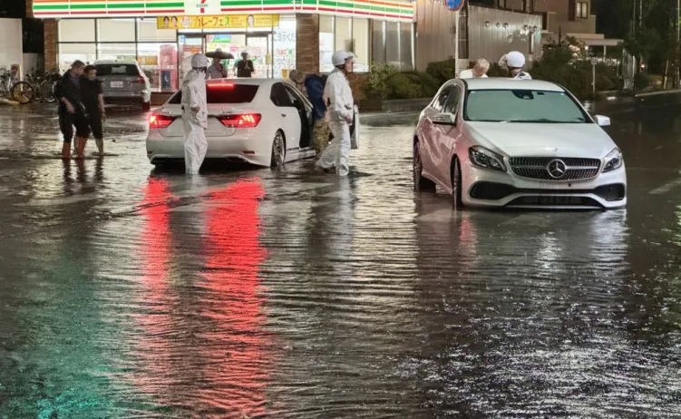 Poplave u Japanu, automobili u vodi.
