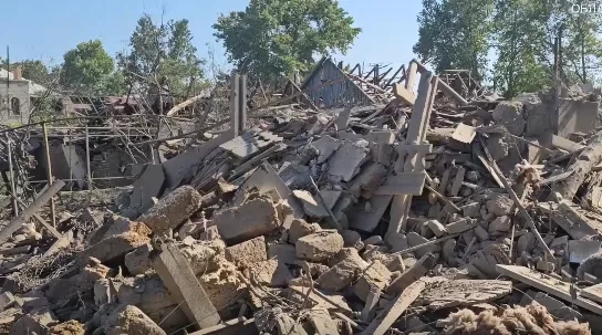 Velika hrpa razbacanog građevinskog materijala i ruševina.