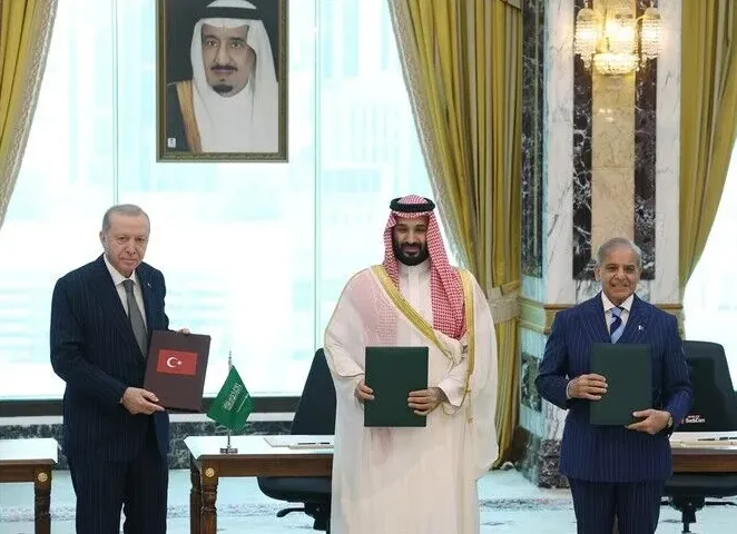 Recep Tayyip Erdoğan, Muhamed bin Salman i Šebaz Šarif drže dokumente tokom ceremonije potpisivanja sporazuma.