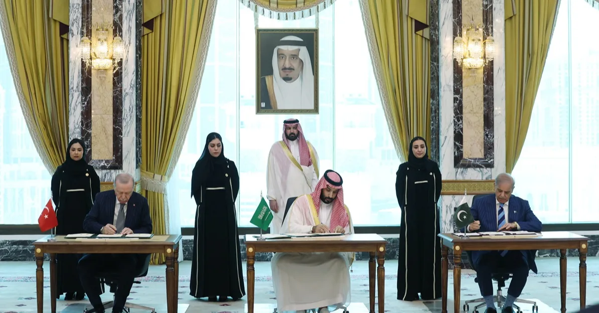 Predsjednik Turske Redžep Tajip Erdoan i saudijski prestolonasljednik Muhamed bin Salman potpisuju sporazume u Rijadu, uz prisustvo premijera Pakistana i drugih zvaničnika.