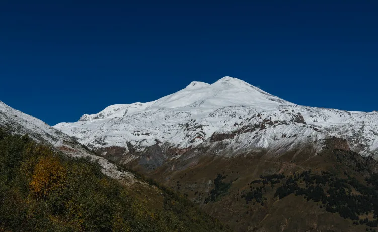 Snježni vrhovi planine Elbrus