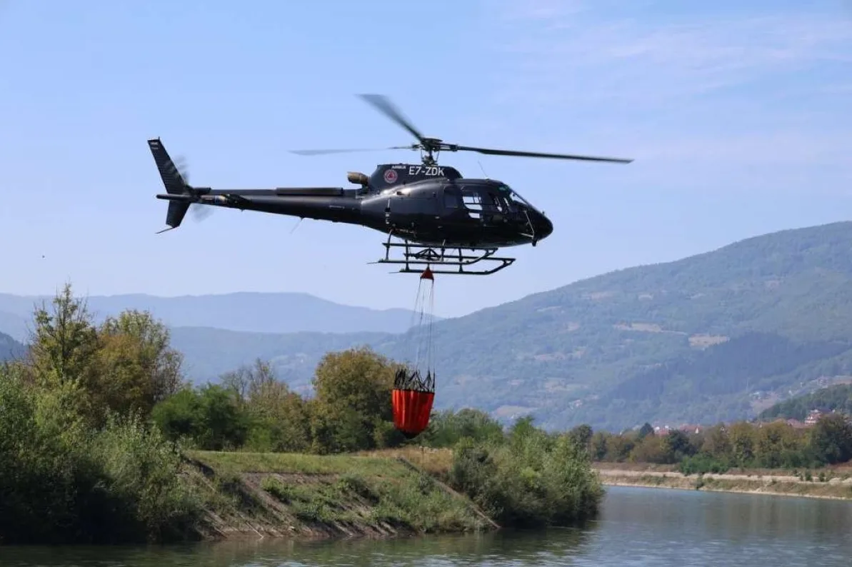 Helikopter gasi požar na Vranovini