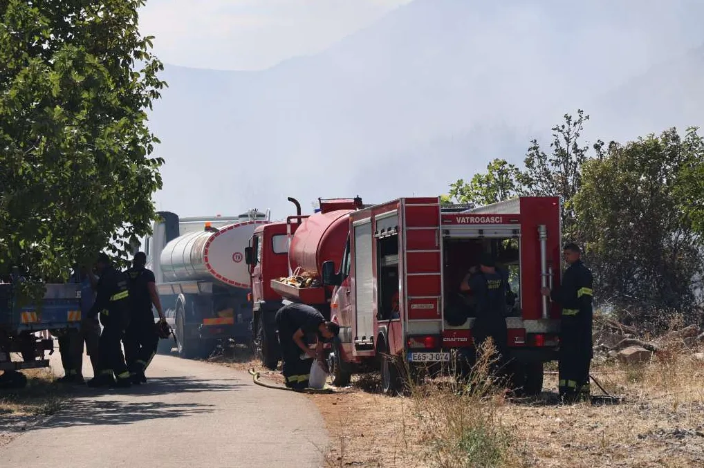 Vatrogasci i cisterne nakon požara
