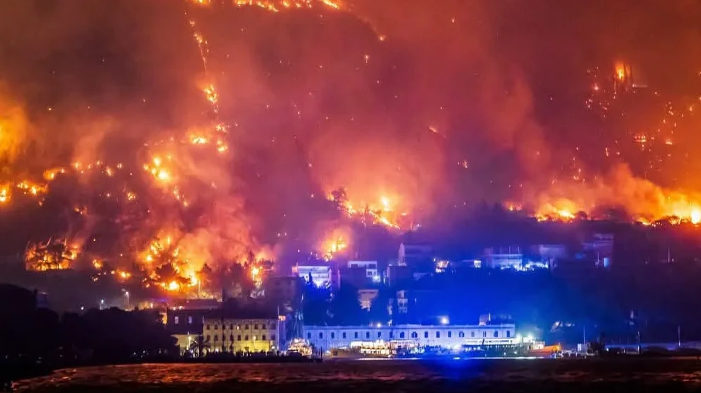 Požar iznad Splita noću
