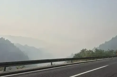 Požar iznad Trogira u magli.