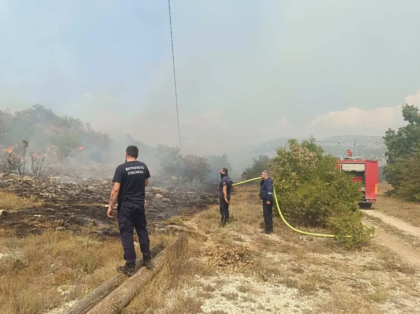 Vatrogasci gase požar u prirodi